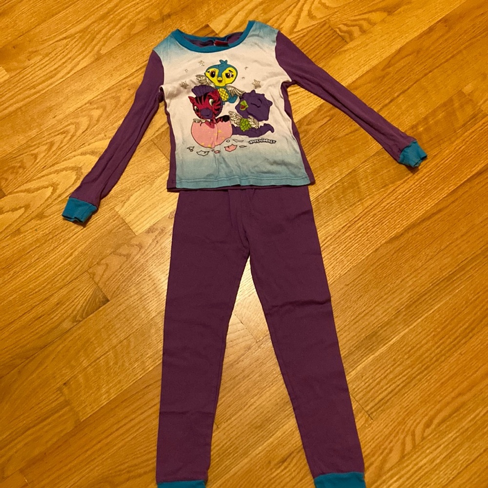 Hatchimals pjs for little kid’s. size is 8